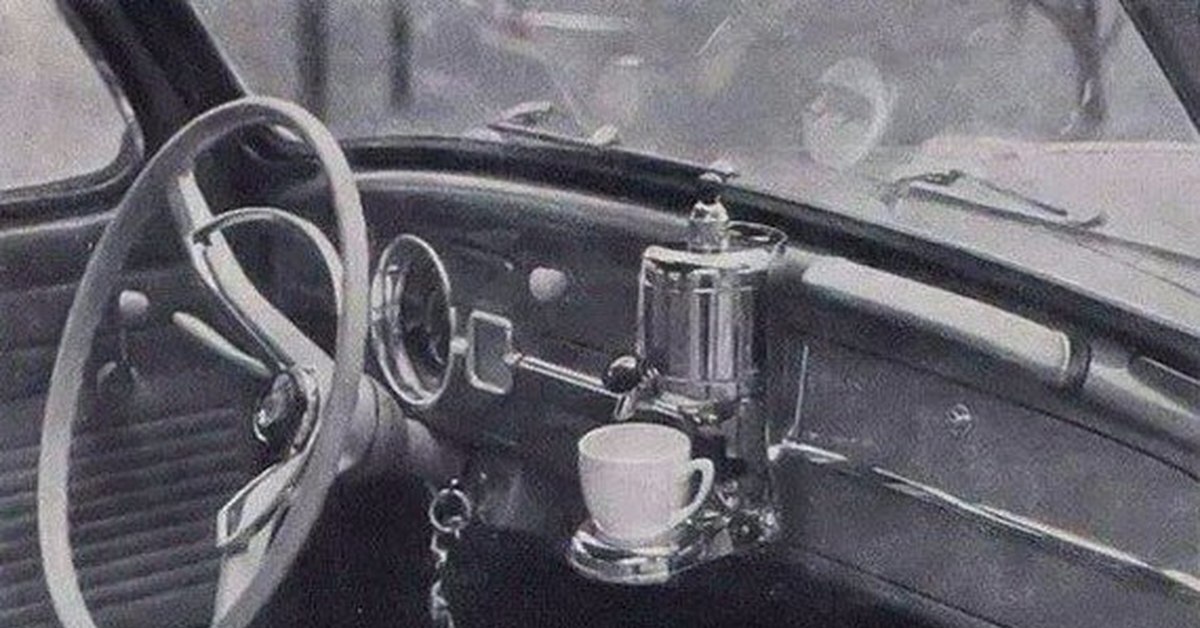 В 1955-1959 годах легендарный автомобиль Volkswagen Beetle выпускался со встроенной в торпедо кофеваркой фирмы Hertella.