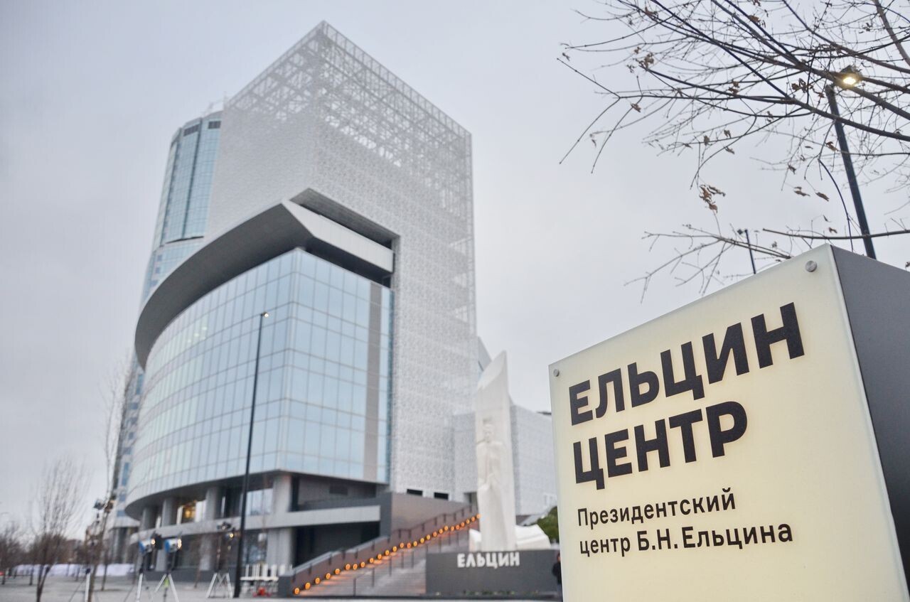 Я одна не понимаю этого культа личности Б. Ельцина? Десять лет лет разрухи и нищеты, а ему памятники устанавливают. За какие такие заслуги?