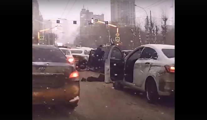 На Урале четырёх парней вытащили из машины и положили лицом в грязь