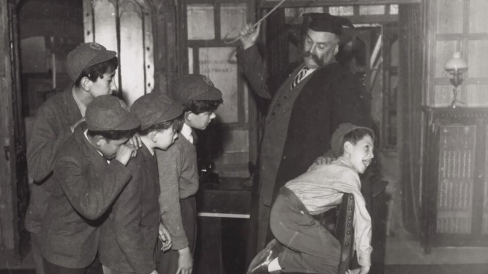 В ярости он выпорол 80 учеников": страшная история о наказаниях в школах.