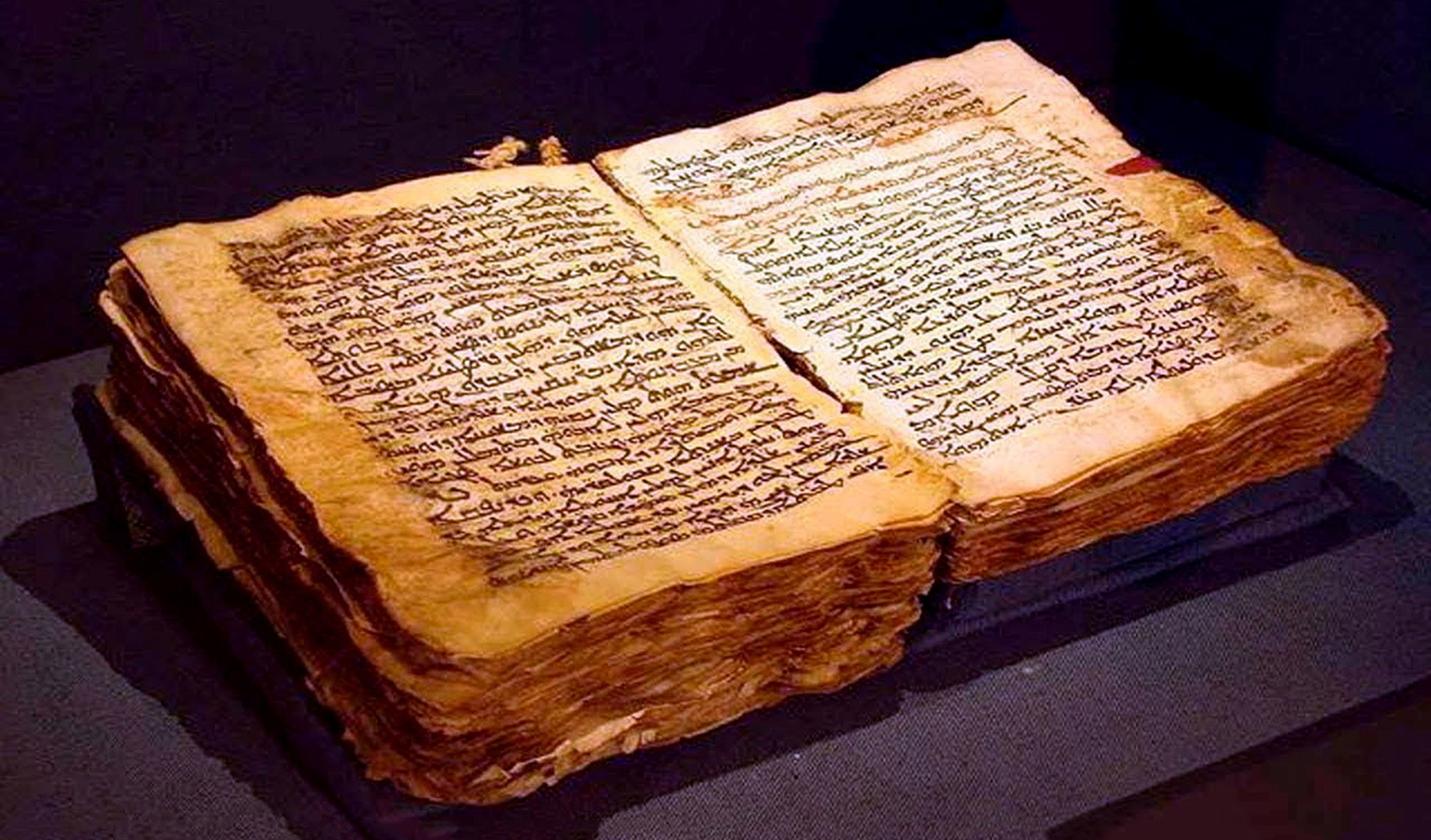 Книга 1500 года. Древние книги. Самая древняя Библия. Первые книги. Первая Библия.