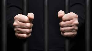 Житель Москвы едва не зарубил топором своего знакомого, напав со спины