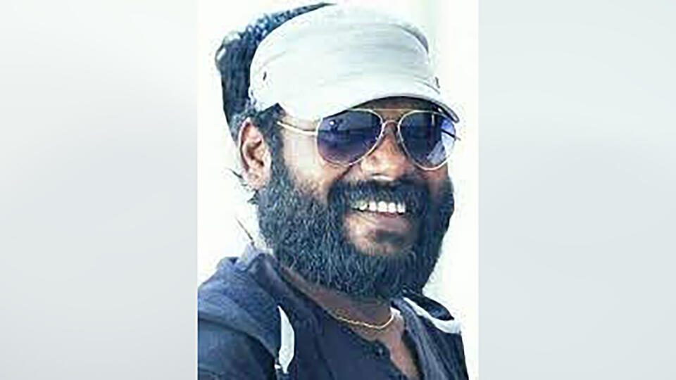 Индийский актер Шридхар внезапно начал задыхаться на съемках и умер.