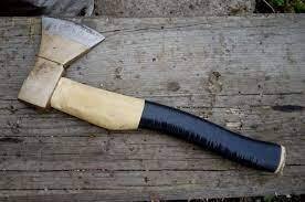 Житель Москвы едва не зарубил топором своего знакомого, напав со спины