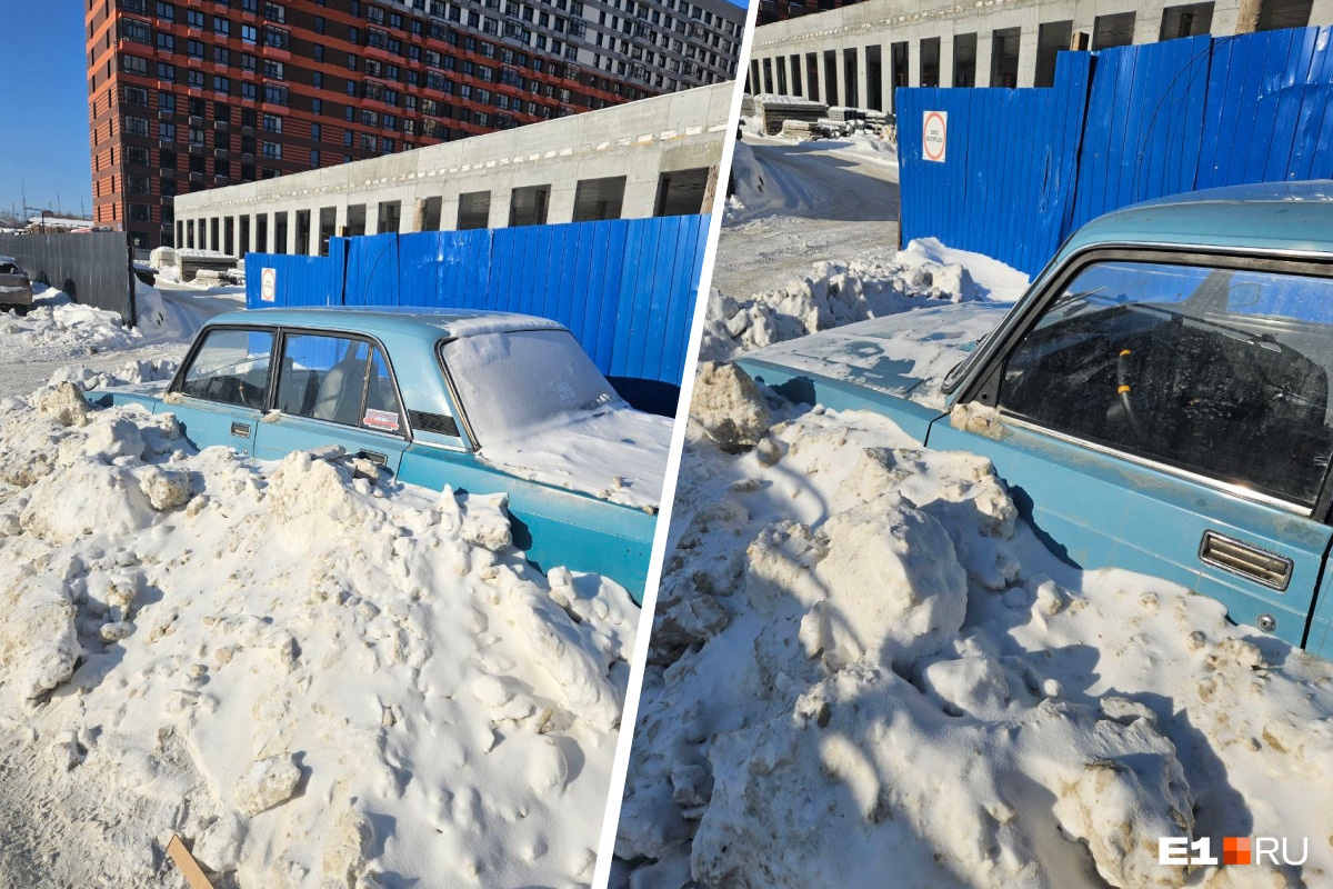 Замуровали в снегу и оставили без зеркал. Екатеринбуржец припарковал машину у стройки и поплатился за это
