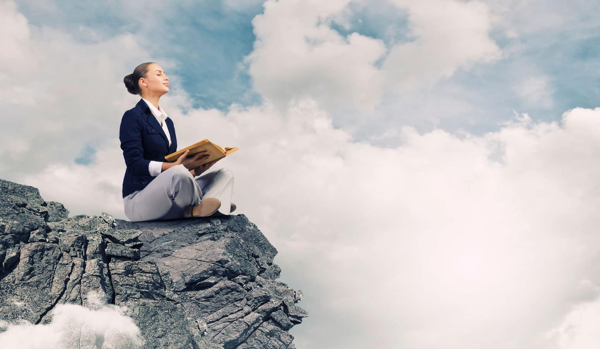 размышления о жизни. человек и природа. размышление. крест на дороге. одинокий парень.