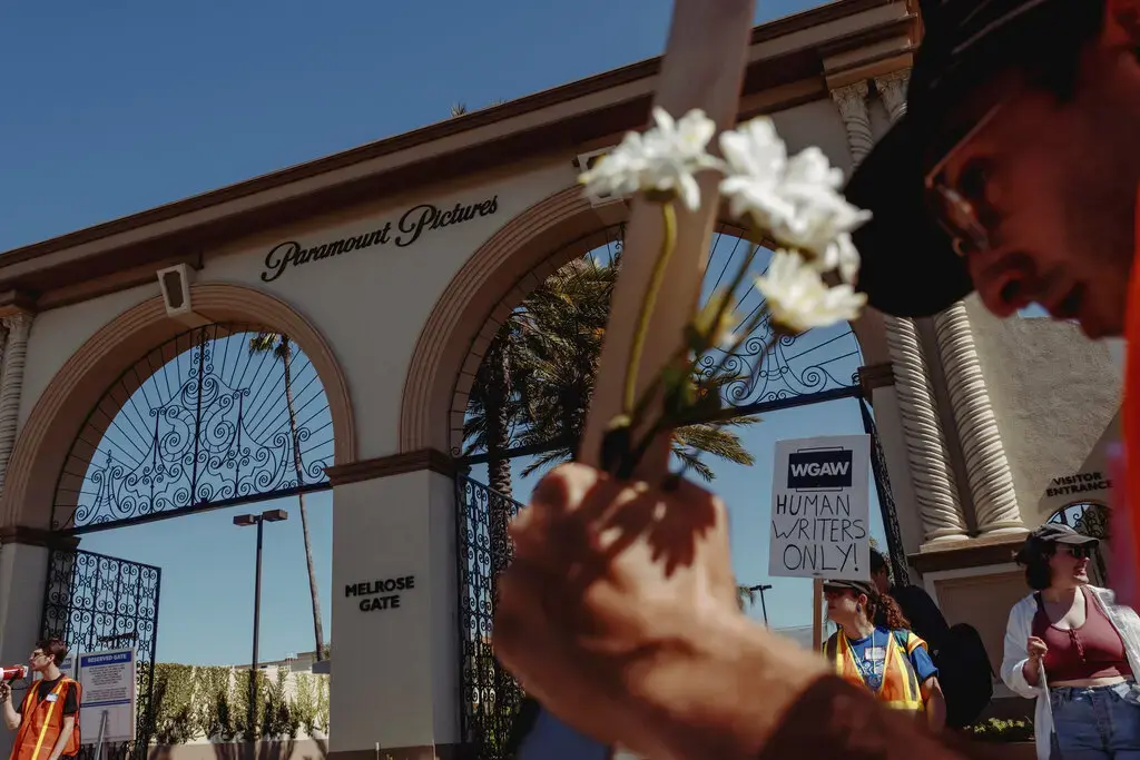 Paramount увольняет сотни сотрудников