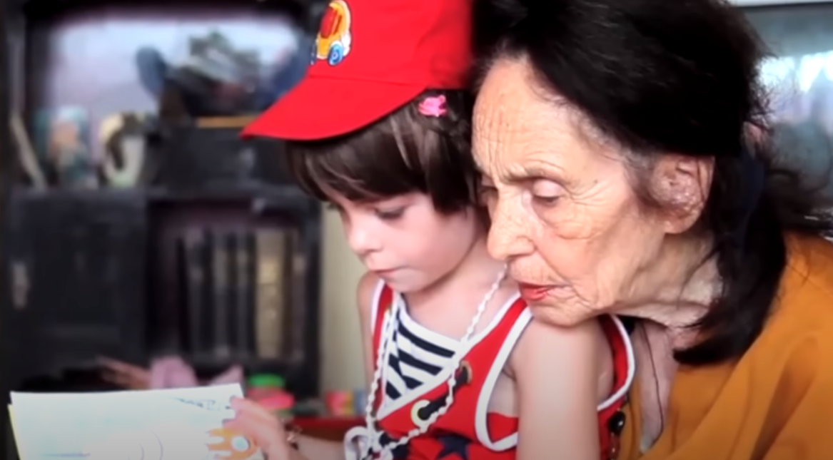 Удивительная история женщины, которая сумела родить и воспитать ребенка в 66 лет