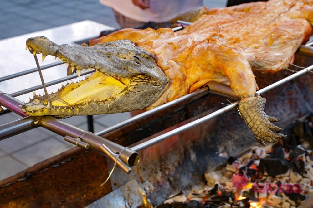 Самая тусовочная улица Бангкока (Тайланд). Вечером вход только для взрослых. Путешествие продолжается. Из зимы в лето.