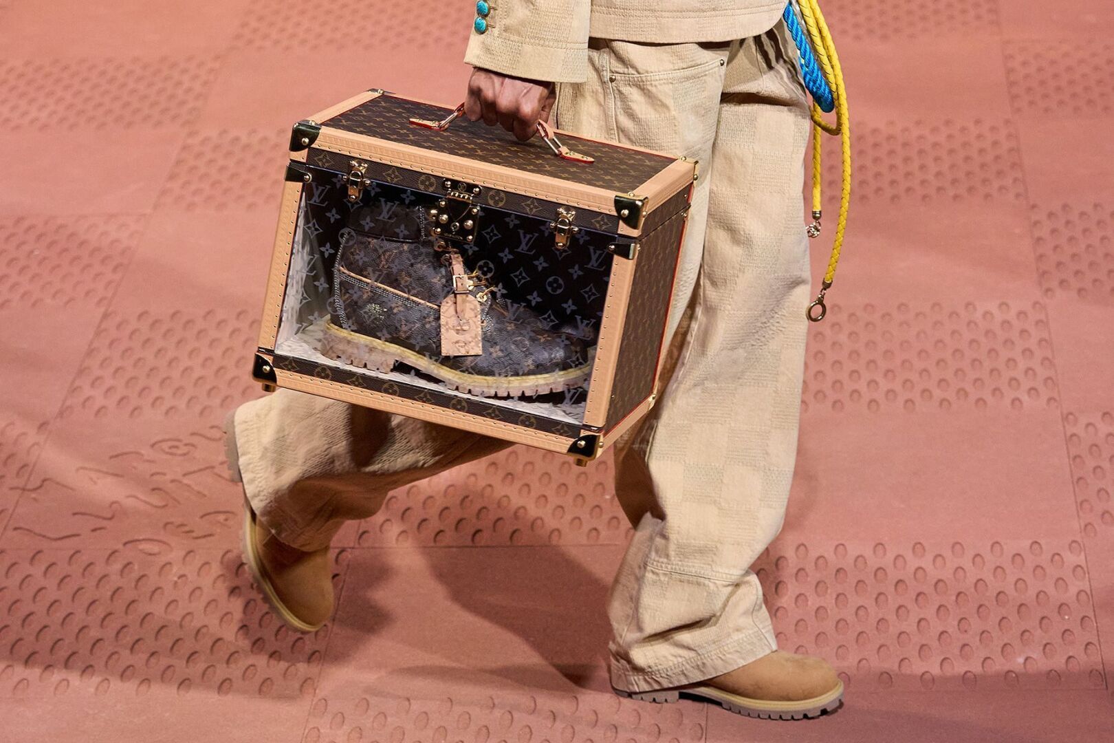 Дутые сапоги, балетки и большие костюмы: Что мы видели на мужских показах в Париже