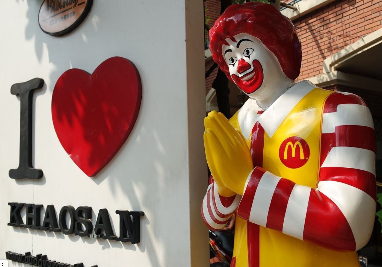 Самая тусовочная улица Бангкока (Тайланд). Вечером вход только для взрослых. Путешествие продолжается. Из зимы в лето.