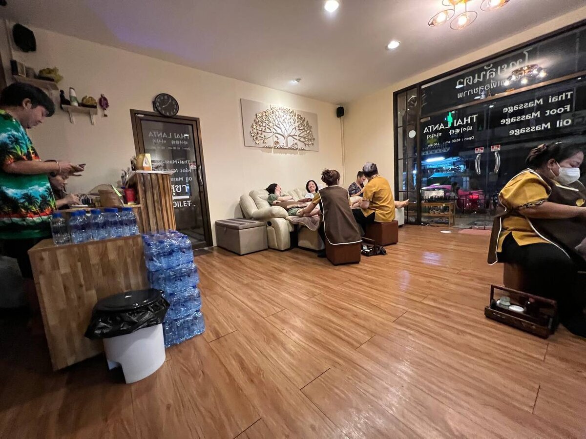 Самая тусовочная улица Бангкока (Тайланд). Вечером вход только для взрослых. Путешествие продолжается. Из зимы в лето.