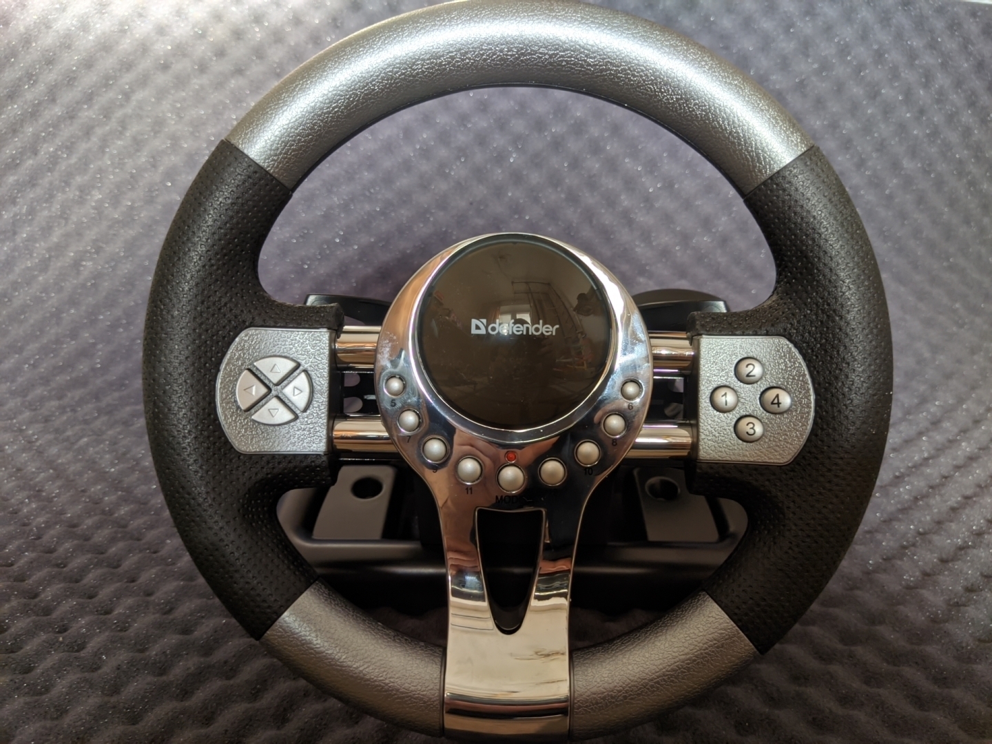 Недорогой геймпад для настоящих гонщиков: обзор руля Defender Forsage GTR