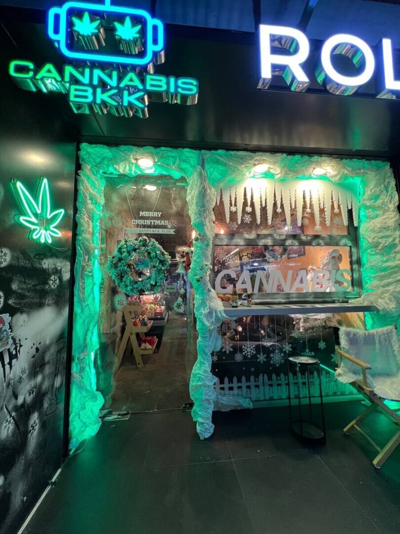 Самая тусовочная улица Бангкока (Тайланд). Вечером вход только для взрослых. Путешествие продолжается. Из зимы в лето.