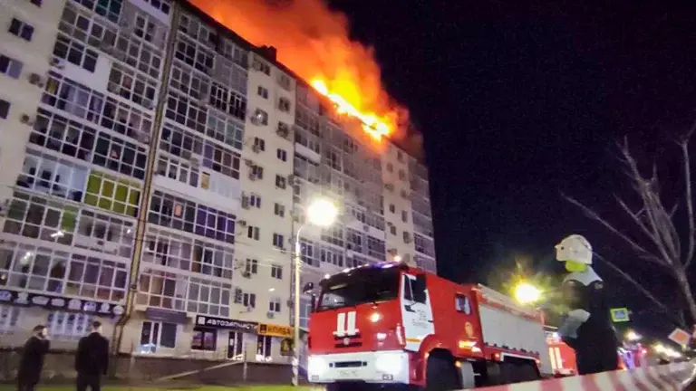 Просто заткнись и читай, пожар в Анапе более 30+ поврежденных квартир, пожарные спасали жильцов как могли но все