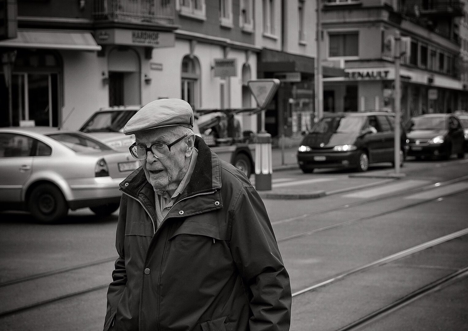 Где моя пенсионная скидка? Так спросила серьезная девушка серьезных лет в магазине у продавца или у кассира.