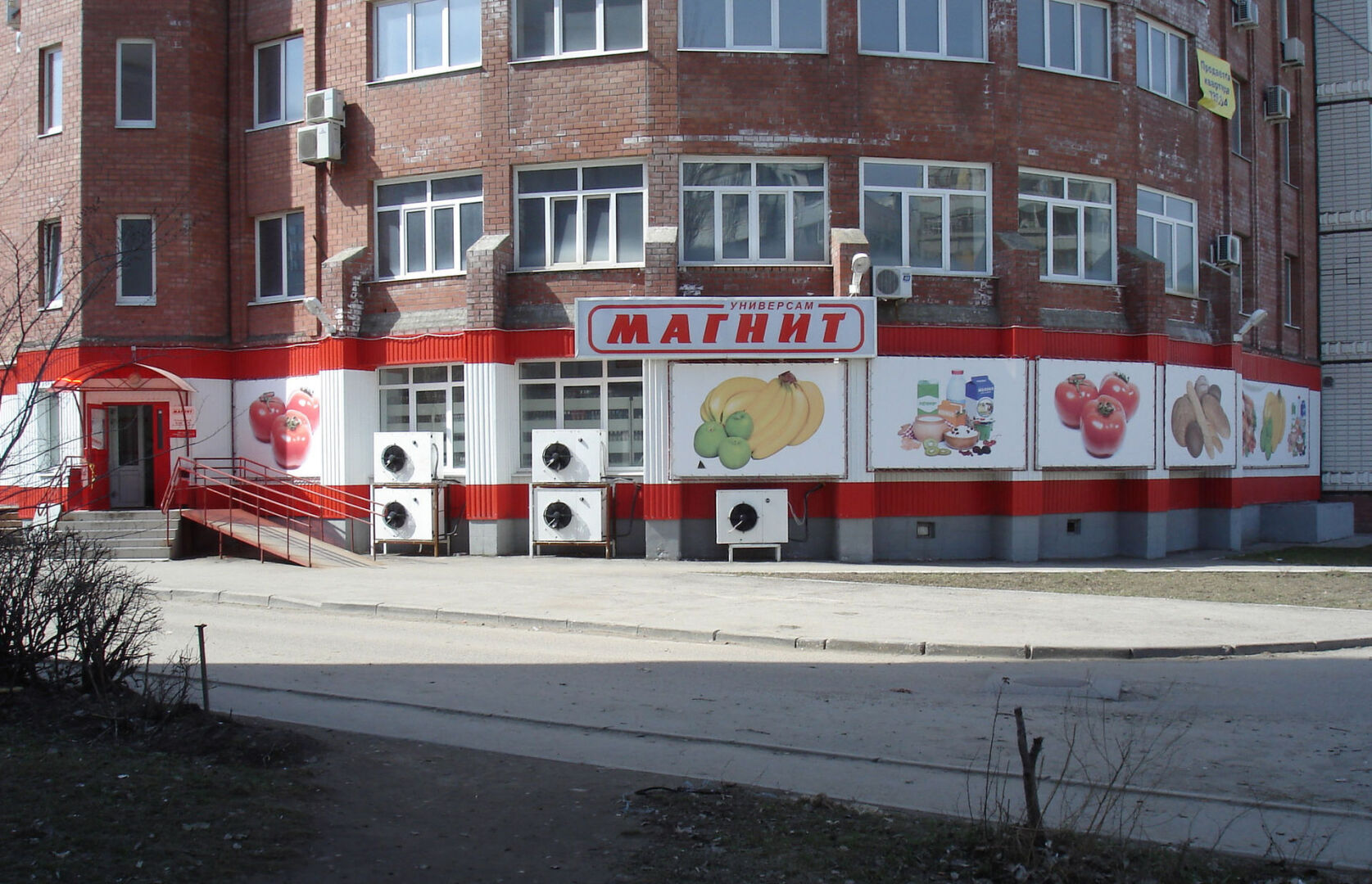 Где моя пенсионная скидка? Так спросила серьезная девушка серьезных лет в магазине у продавца или у кассира.