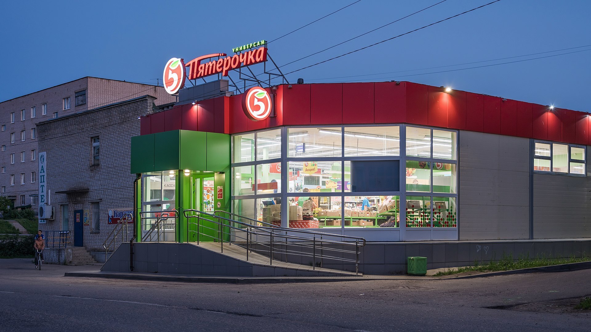 Где моя пенсионная скидка? Так спросила серьезная девушка серьезных лет в магазине у продавца или у кассира.