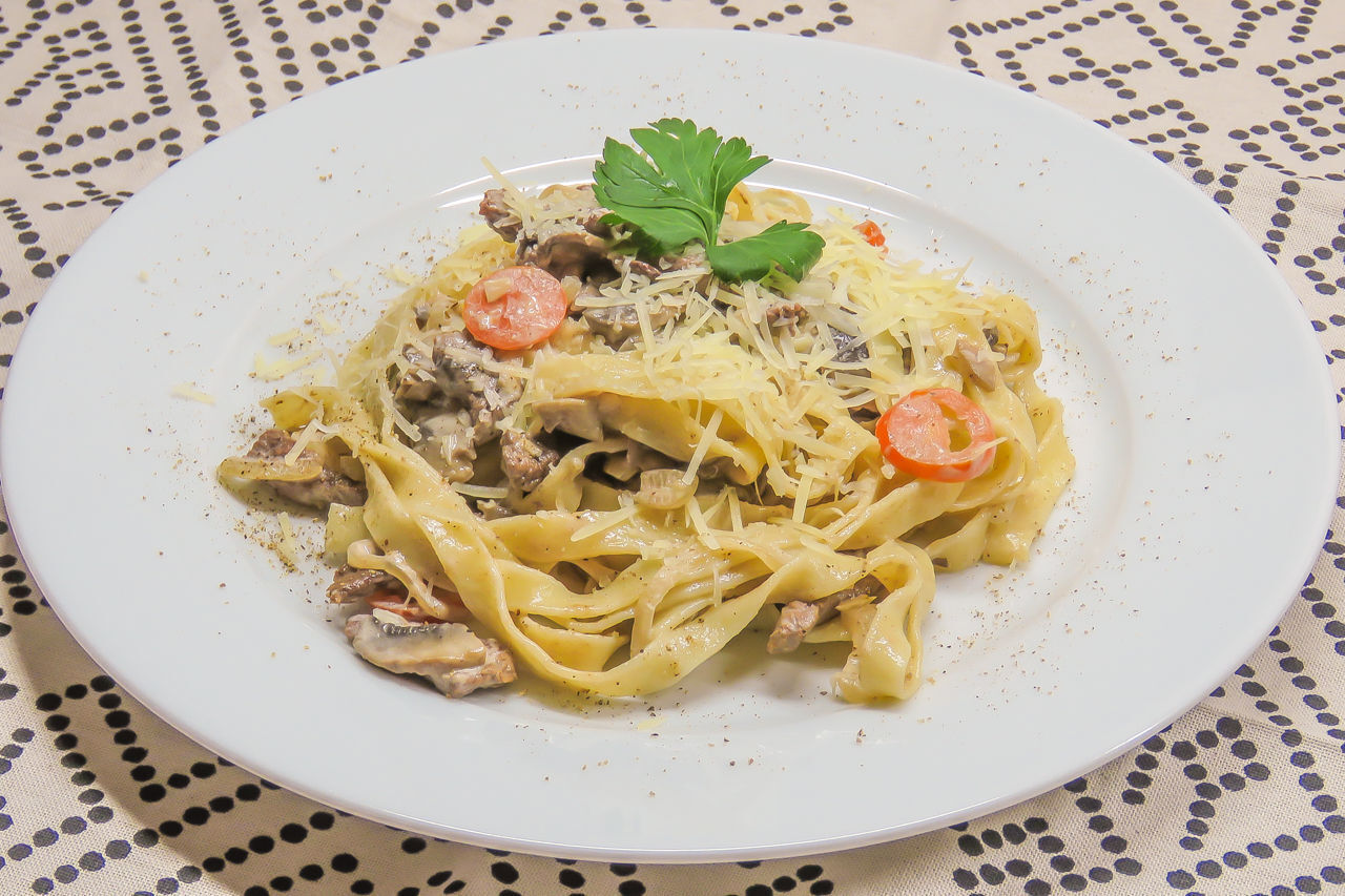 Рецепт макарон в сливочном соусе с грибами и курицей: идеальное сочетание нежности и вкуса