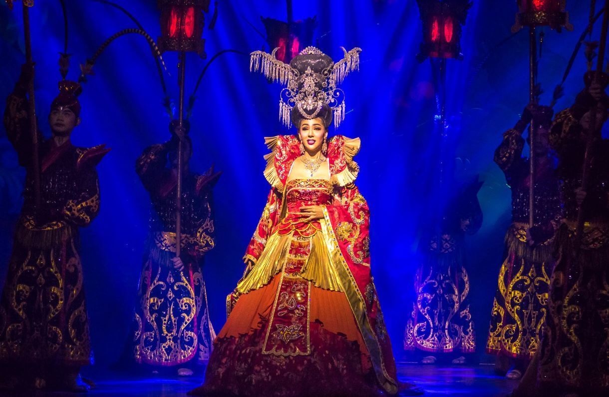 Знаменитое шоу "Альказар" в Паттайе (Тайланд). На сцене выступают прекрасные девушки... или совсем не девушки. Путешествие продолжается.