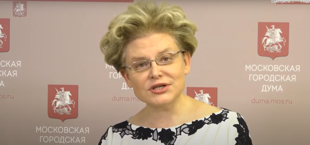 Елена Малышева прибыла на мероприятие в перепутанном цветовом сочетании.
