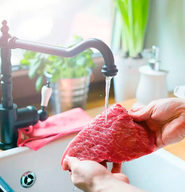 Готовим безопасно: как правильно обрабатывать мясо перед приготовлением