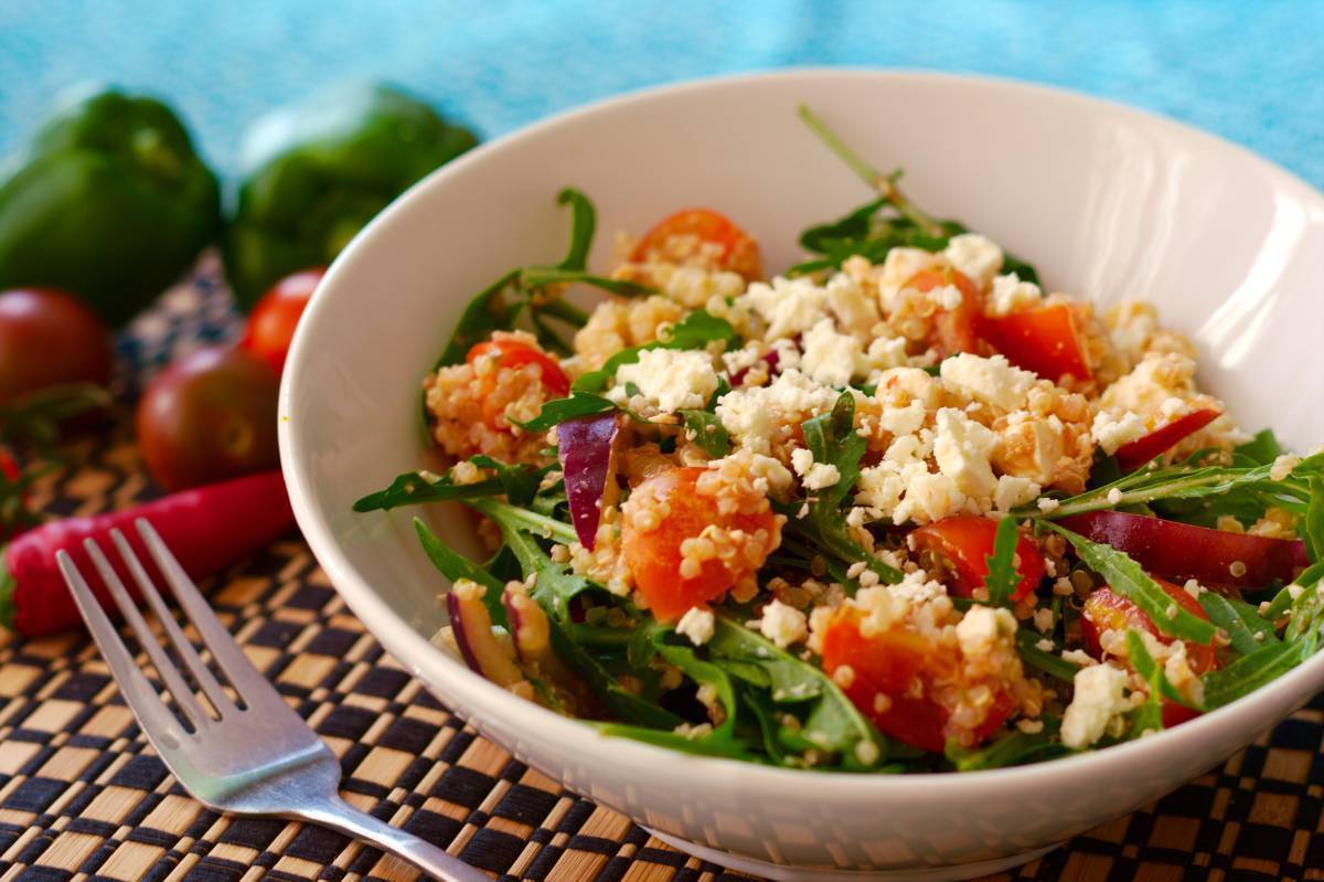 Изысканный вкус ярких красок: Греческий салат со спаржей и киноа для здорового лета