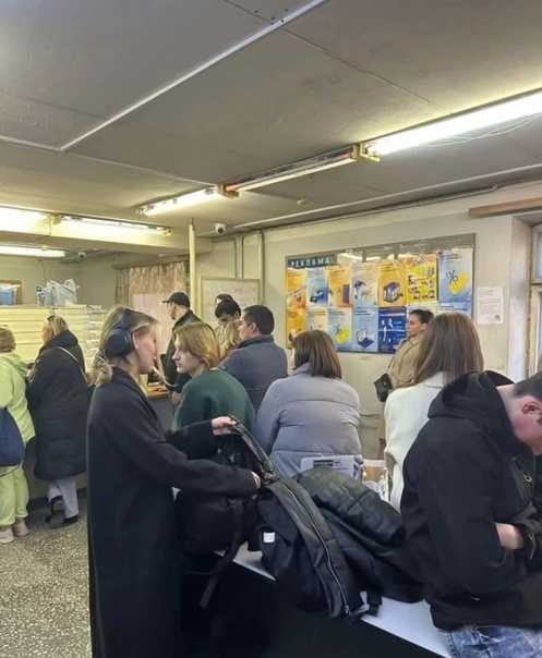 «Духота, не протолкнуться»: в полиции в Екатеринбурге выстроились дикие очереди. Что случилось?