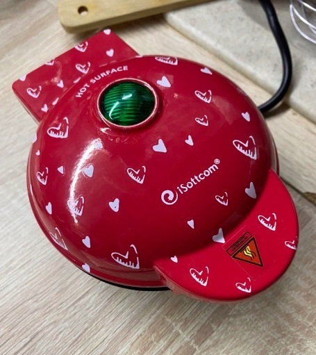 "Сладкая любовь: Вафельница-сердце iSottcom - идеальное устройство для создания волшебных вафель!"