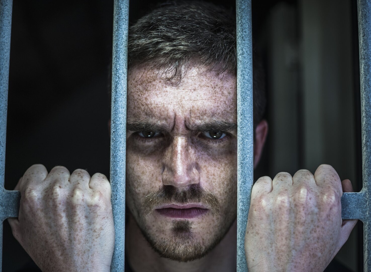 Почему в новостях не сообщается ФИО преступников, а лицо замазывается?