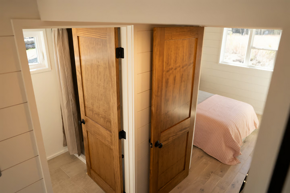 Просторный 45-футовый семейный дом на колесах, раскинувшийся на четырех осях