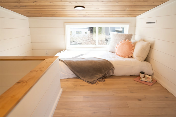 Просторный 45-футовый семейный дом на колесах, раскинувшийся на четырех осях