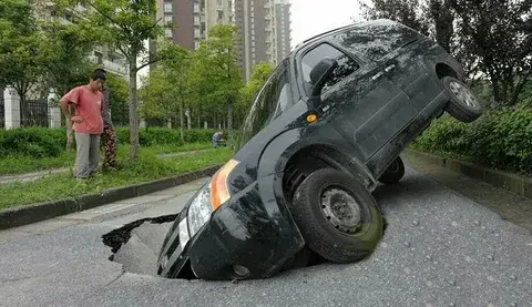 Попал в яму на дороге, в результате ДТП