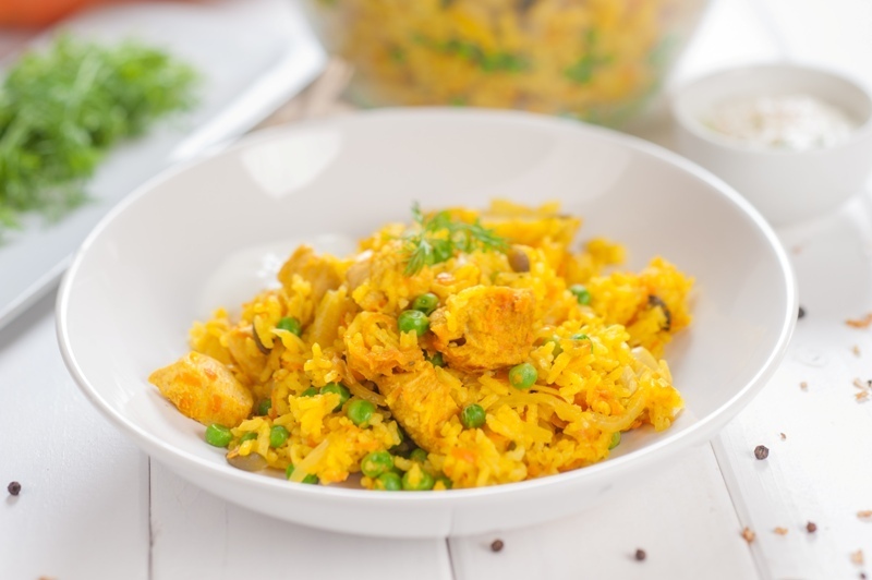 Плов с карри и куриным филе - идея для диетического ужина.
