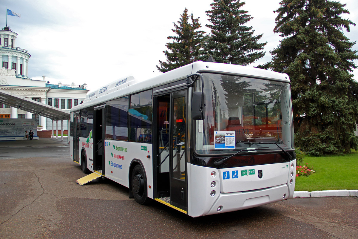Вчера, точнее позавчера, не приехал или, точнее не подъехал, автобус. Это далеко уже не в первый раз. Очень неприятно.