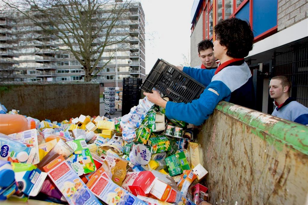 Муж зарабатывает 400 000 в месяц, а на жену и двоих детей выделяет 15 000. Питаются просроченными продуктами, одеваются в секонд-хенде