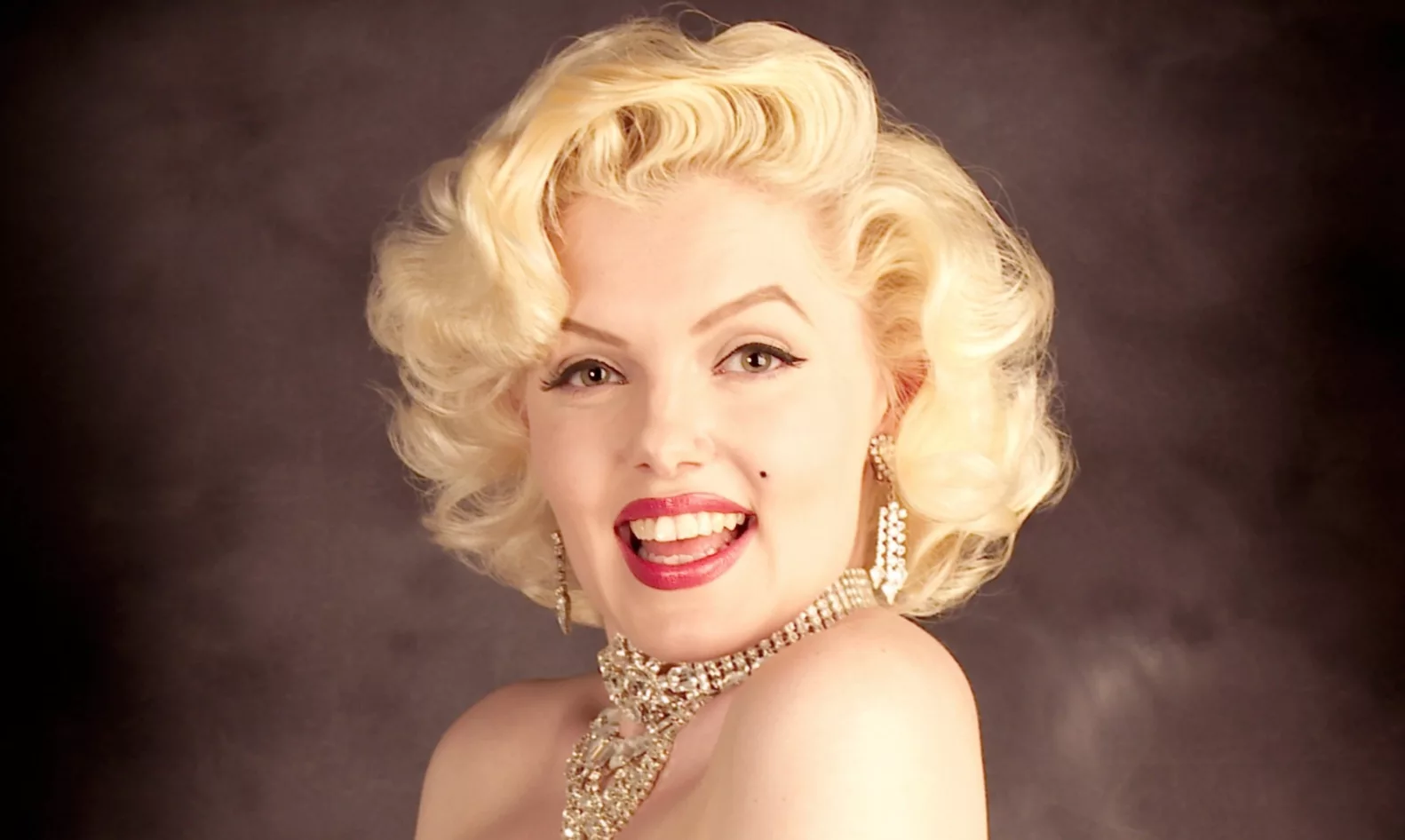 " Пахнут совсем не розами": знаменитости, от запаха которых окружающие в обморок падали