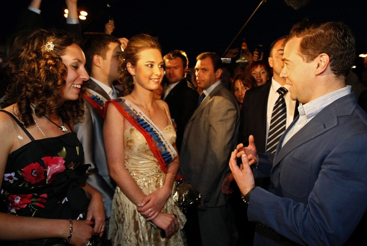 Не хотел идти на вечер встречи выпускников, но пришлось пойти. Меня уговорили пойти! И знаете было наверное интересно.