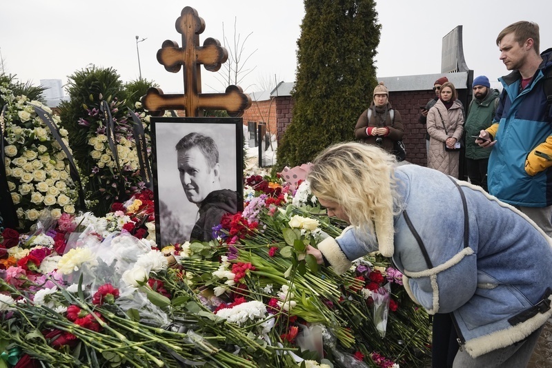 В Москве люди выстроились в очередь, чтобы возложить цветы к могиле Навального