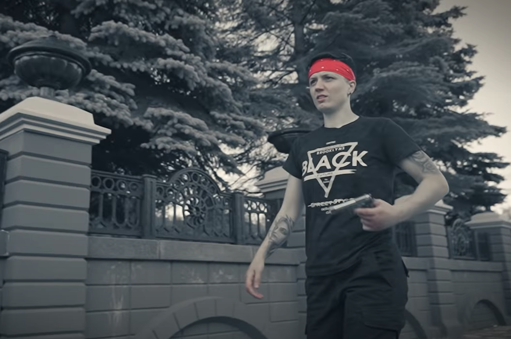 Как пацанка Дашка "Пулеметчица" всегда тусовалась с парнями и однажды опозорила обидчика у всех на глазах