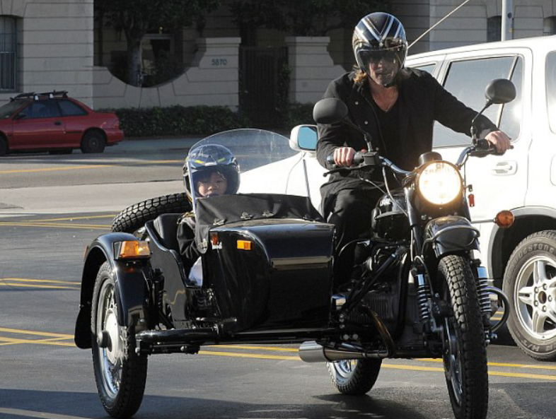 Как пацанка Дашка "Пулеметчица" всегда тусовалась с парнями и однажды опозорила обидчика у всех на глазах