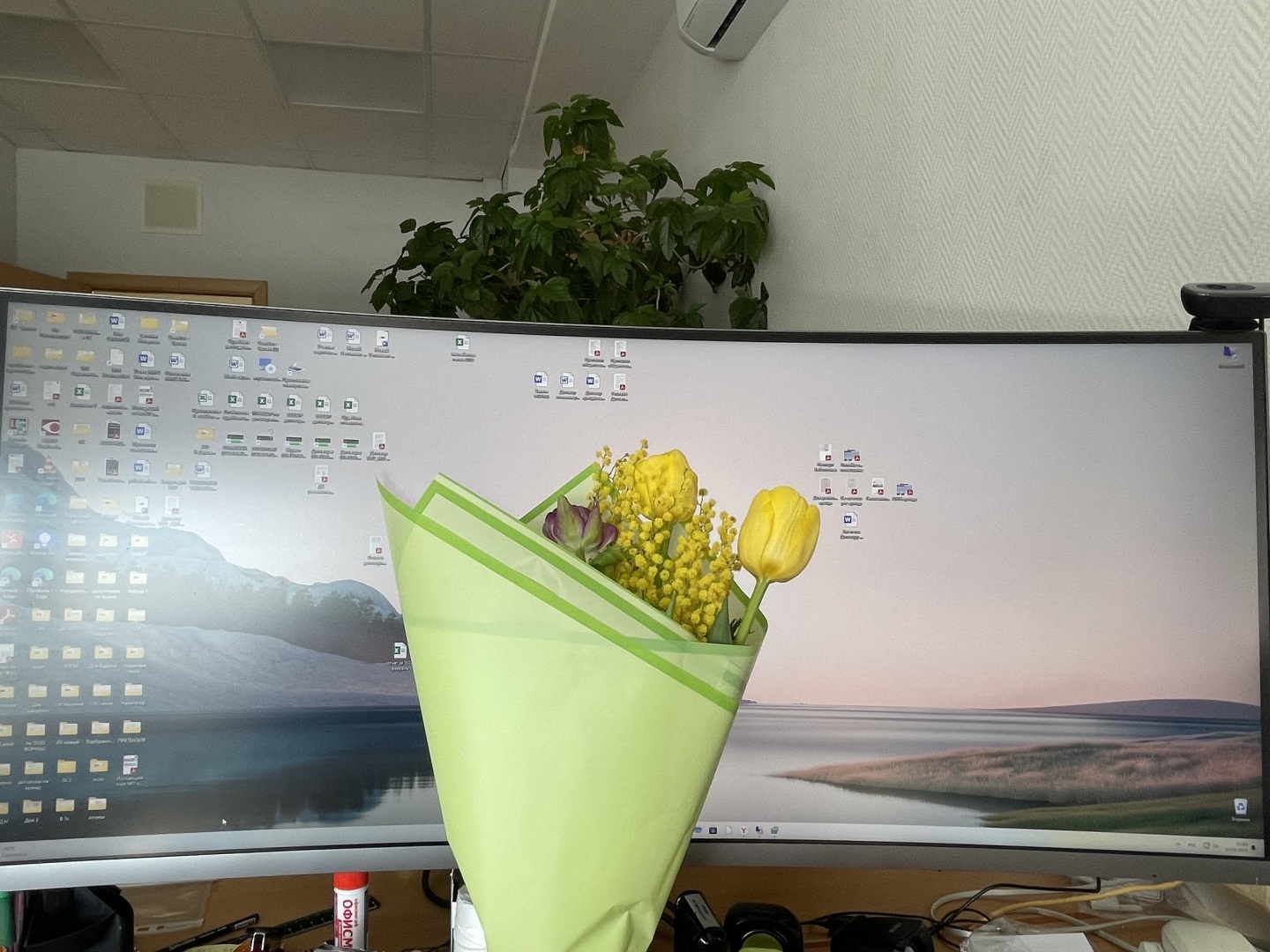 Как меня сегодня поздравили на работе с 8 Марта! Фото. Что вы дарите женщинам на 8 Марта? Рейтинг худших подарков