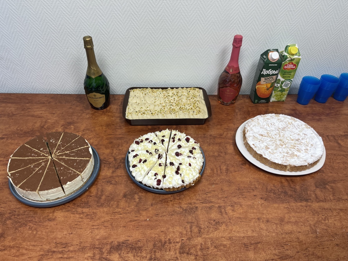 Как меня сегодня поздравили на работе с 8 Марта! Фото. Что вы дарите женщинам на 8 Марта? Рейтинг худших подарков