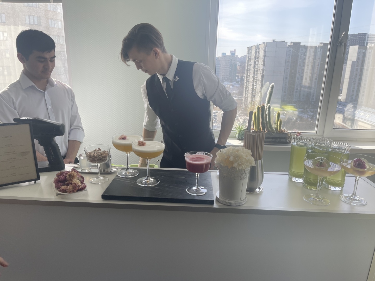 Как меня сегодня поздравили на работе с 8 Марта! Фото. Что вы дарите женщинам на 8 Марта? Рейтинг худших подарков