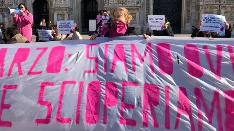 8 Марта Всеобщая забастовка...транспорт , школы, музеи.