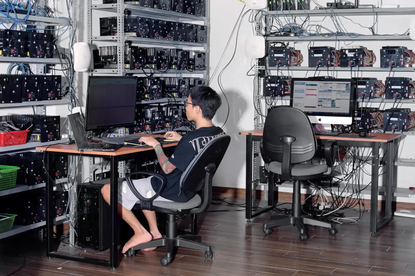 Фотограф заходит на тёмные "клик-фермы" Вьетнама.