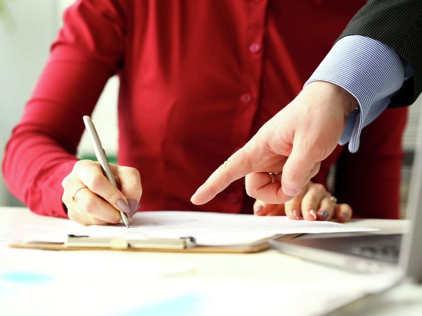 "Правовые аспекты договора оказания услуг: основные права и обязанности сторон"