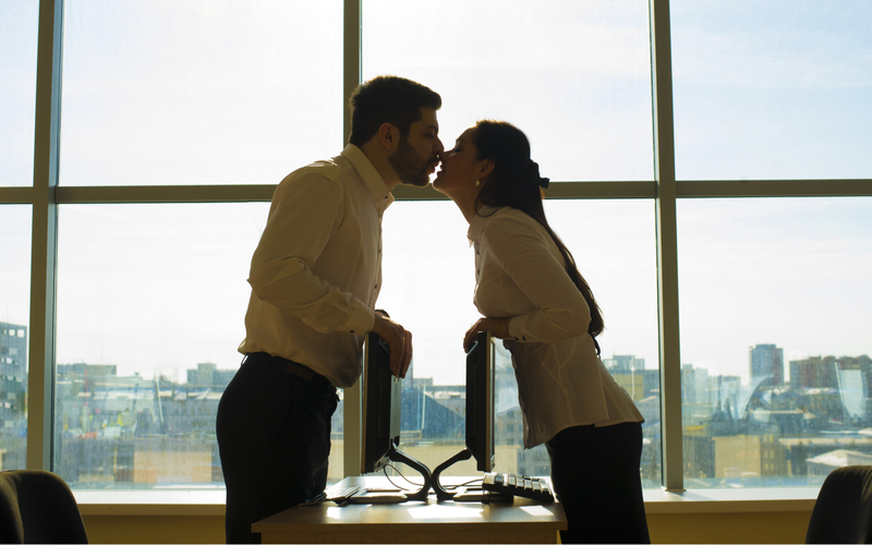 Служебные романы: Почему так легко и просто можно влюбиться в коллегу?