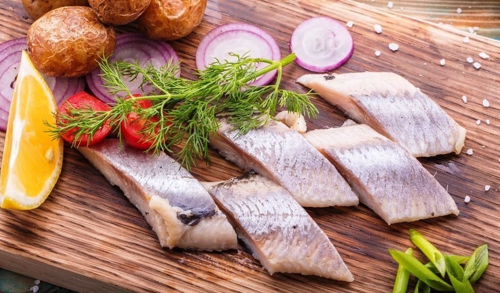 Кому и почему следует избегать употребления селедки?