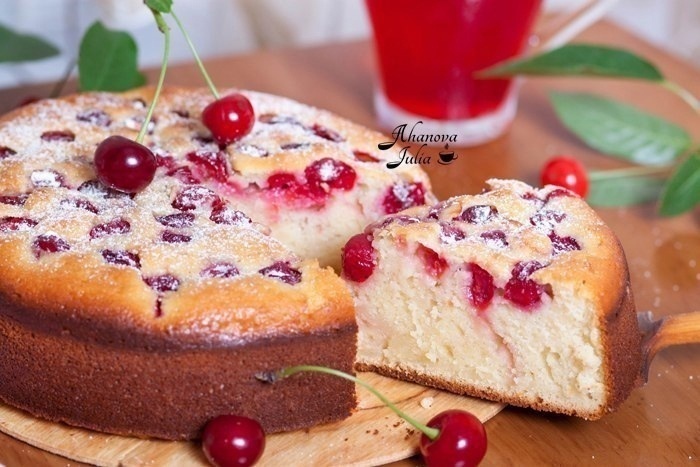 Вкусный пирог с вишней на кефире